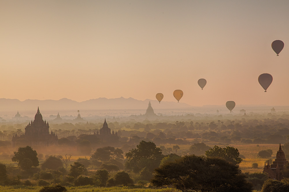 Each morning about twenty balloons bring tourists up in the air for a spectacular view of the Bagan temples. But the price is stiff: More than 300 dollars. Photo: John Einar Sandvand