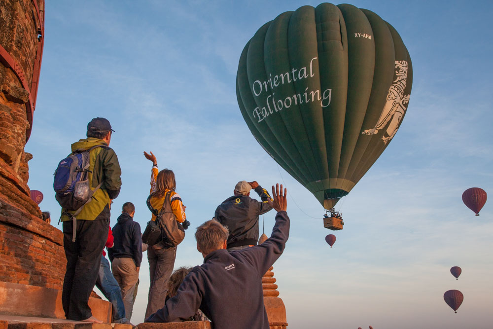 Good morning! Tourists in balloons great tourist on the temples at sunrise. Photo: John Einar Sandvand